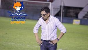 El DT de Lobos UPNFM, Salomón Nazar dirigiendo uno de sus encuentros en la primera división de Honduras.