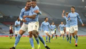 Manchester City's Brazilian striker Gabriel Jesus (2L) celebrates scoring his team's second goal during the English Premier League football match between Manchester City and Wolverhamptom Wanderers at the Etihad Stadium in Manchester, north west England, on March 2, 2021. (Photo by CARL RECINE / POOL / AFP) / RESTRICTED TO EDITORIAL USE. No use with unauthorized audio, video, data, fixture lists, club/league logos or 'live' services. Online in-match use limited to 120 images. An additional 40 images may be used in extra time. No video emulation. Social media in-match use limited to 120 images. An additional 40 images may be used in extra time. No use in betting publications, games or single club/league/player publications. /