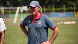 El entrenador Fernando Auraujo saliendo del entrenamiento del Vida de este lunes. Foto: Edgar Witty