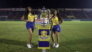 Las bellas chicas de SalvaVida custodian el trofeo del Torneo Apertura 2019. Foto: Edgar Witty