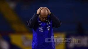 Fabián Coito lamentándose tras el empate 0-0 ante Costa Rica en el Olímpico.