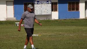 El entrenador hondureño, Wilmer Cruz en uno de sus trabajos con el Victoria en La Ceiba. Foto: Edgar Witty