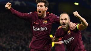 Barcelona's Argentinian striker Lionel Messi (L) celebrates with Barcelona's Spanish midfielder Andres Iniesta (R) after scoring their first goal during the first leg of the UEFA Champions League round of 16 football match between Chelsea and Barcelona at Stamford Bridge stadium in London on February 20, 2018. / AFP PHOTO / Ben STANSALL