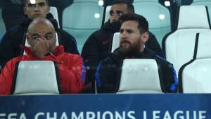 De las imágenes más curiosas que verás, Messi de suplente en el Barcelona.