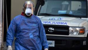 A health worker wears a face mask, shield and gloves against the spread of the new coronavirus outside the emergency room of the Honduran Institute of Social Security (IHSS) in Tegucigalpa, on April 6, 2020. - The Honduran National Risk System (SINAGER) confirmed 30new cases of COVID-19, reaching a total of 298 cases in the Central American nation. (Photo by ORLANDO SIERRA / AFP)