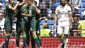 Real Madrid's Spanish defender Nacho Fernandez (R) reacts as Real Betis' players celebrate their second goal during the Spanish League football match between Real Madrid and Real Betis at the Santiago Bernabeu stadium in Madrid on May 19, 2019. (Photo by PIERRE-PHILIPPE MARCOU / AFP)