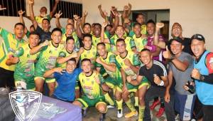 Futbolistas de Social Sol celebran su victoria ante FC Alvarado en la Liga de Ascenso.