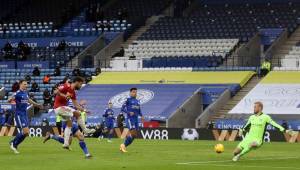 Manchester United's Portuguese midfielder Bruno Fernandes (2nd L) shoots past Leicester City's Danish goalkeeper Kasper Schmeichel (R) to score their second goal during the English Premier League football match between Leicester City and Manchester United at King Power Stadium in Leicester, central England on December 26, 2020. (Photo by CARL RECINE / POOL / AFP) / RESTRICTED TO EDITORIAL USE. No use with unauthorized audio, video, data, fixture lists, club/league logos or 'live' services. Online in-match use limited to 120 images. An additional 40 images may be used in extra time. No video emulation. Social media in-match use limited to 120 images. An additional 40 images may be used in extra time. No use in betting publications, games or single club/league/player publications. /