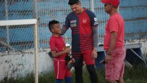 Ricardo Canales compartiendo junto al pequeño José Gómez.