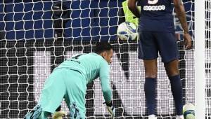 Paris Saint-Germain's Costa Rican Keylor Navas reacts after Reims scored the opener during the French L1 football match between Paris Saint-Germain and Stade de Reims at the Parc des Princes stadium in Paris on September 25, 2019. (Photo by Bertrand GUAY / AFP)