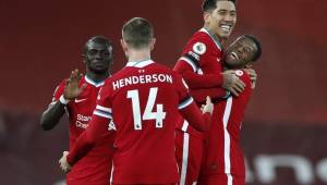 Jugadores de Liverpool celebran la anotación de último minuto de Roberto Firmino para conseguir la victoria este miércoles.