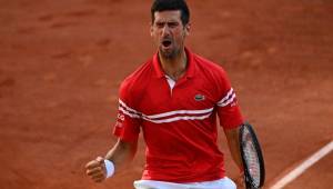 Novak Djokovic celebra su segundo campeonato de Roland Garros tras remontar a Stefanos Tsitsipas.
