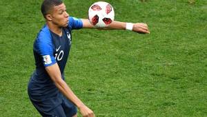 France's forward Kylian Mbappe controls the ball during the Russia 2018 World Cup final football match between France and Croatia at the Luzhniki Stadium in Moscow on July 15, 2018. / AFP PHOTO / Alexander NEMENOV / RESTRICTED TO EDITORIAL USE - NO MOBILE PUSH ALERTS/DOWNLOADS