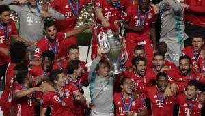 Bayern Munich's German goalkeeper Manuel Neuer (C) and teammates celebrate with the trophy after winning the UEFA Champions League final football match between Paris Saint-Germain and Bayern Munich at the Luz stadium in Lisbon on August 23, 2020. (Photo by Manu Fernandez / POOL / AFP)