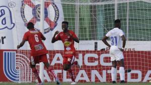 Jugadores del Vida celebran el primer gol que le marcaron a Olimpia en la victoria de este domingo en el Nacional de Tegucigalpa.