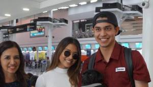 Mauricio Dubón junto a su prometida Nancy Herrera y su suegra Nancy de Herrera en el Aeropuerto Ramón Villeda Morales. Foto cortesía HonduSports.