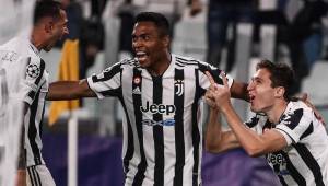 Juventus' Italian forward Federico Chiesa (R) celebrates with Juventus' Italian forward Federico Bernardeschi (L) and Juventus' Brazilian defender Alex Sandro after opening the scoring during the UEFA Champions League Group H football match between Juventus and Chelsea on September 29, 2021 at the Juventus stadium in Turin. (Photo by Marco BERTORELLO / AFP)
