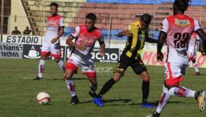 El centrocampista del Vida Denis Meléndez controla el esférico ante la marca de Edder Delgado. Foto: Samuel Zelaya.