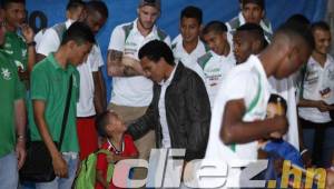 Los jugadores del Platense entregaron los útiles a niños de los barrios de Marejada, San Antonio, Los Mangos, Suyapa y El Faro de Puerto Cortés. Fotos Neptalí Romero