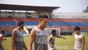 El defensor Carlos Meléndez de 21 años, muy concentrado durante el entrenamiento del Vida.