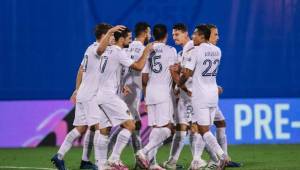 Jugadores de LA Galaxy celebran una de sus anotaciones durante el juego de este sábado.