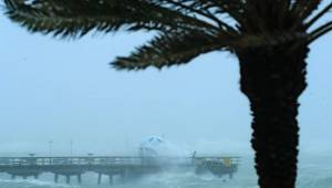 Las fuertes lluvias y el viento ya azotan el estadio de Florida en Estados Unidos.