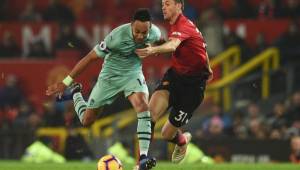 Manchester United's Serbian midfielder Nemanja Matic (R) challenges Arsenal's Gabonese striker Pierre-Emerick Aubameyang (L) during the English Premier League football match between Manchester United and Arsenal at Old Trafford in Manchester, north west England, on December 5, 2018. (Photo by Oli SCARFF / AFP) / RESTRICTED TO EDITORIAL USE. No use with unauthorized audio, video, data, fixture lists, club/league logos or 'live' services. Online in-match use limited to 120 images. An additional 40 images may be used in extra time. No video emulation. Social media in-match use limited to 120 images. An additional 40 images may be used in extra time. No use in betting publications, games or single club/league/player publications. /
