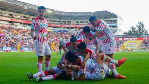 Futbolistas de Necaxa celebrando su anotación ante Tigres en la Liga MX.