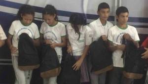Los jóvenes de Instituto Genaro Muñoz reciben las mochilas.