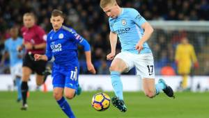 Manchester City's Belgian midfielder Kevin De Bruyne (R) vies with Leicester City's English midfielder Marc Albrighton during the English Premier League football match between Leicester City and Manchester City at King Power Stadium in Leicester, central England on November 18, 2017. / AFP PHOTO / Lindsey PARNABY / RESTRICTED TO EDITORIAL USE. No use with unauthorized audio, video, data, fixture lists, club/league logos or 'live' services. Online in-match use limited to 75 images, no video emulation. No use in betting, games or single club/league/player publications. /
