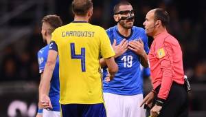 Italy's defender Leonardo Bonucci (C) argues with Spanish referee Antonio Mateu Lahoz during the FIFA World Cup 2018 qualification football match between Italy and Sweden, on November 13, 2017 at the San Siro stadium in Milan. / AFP PHOTO / Marco BERTORELLO