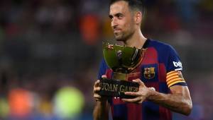 Barcelona's Spanish midfielder Sergio Busquets holds the winner's trophy after the 54th Joan Gamper Trophy friendly football match between Barcelona and Arsenal at the Camp Nou stadium in Barcelona on August 4, 2019. (Photo by Josep LAGO / AFP)