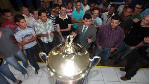 En diciembre de 2010, Marroquín también recibió a los campeones en la iglesia que pastoreaba.