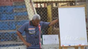 Héctor Castellón minutos antes de impartir la charla inicial a los jugadores del Vida durante uno de sus entrenamientos. Foto: Edgar Witty