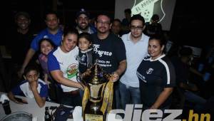 Los jugadores, cuerpo técnico y directivos del Honduras Progreso festejaron el título con una cena en el restaurante Las Tejas. Castellón les dio permiso 'de chupar'. Fotos Neptalí Romero