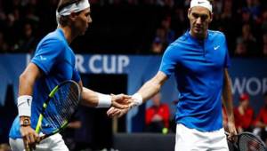 Nadal y Federer durante el partido de dobles en la Lever Cup.