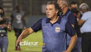 El entrenador del Vida Fernando Mira durante el encuentro ante Real Sociedad en el Estadio Municipal Ceibeño. Foto: Edgar Witty