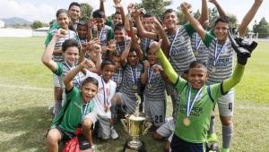 Los niños celebraron a lo grande el titulo al coronarse campeón en las Ligas Menores en la categoria U12.