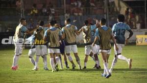 Los jugadores del Real de Minas celebraron por todo lo alto el triunfo ante el Vida conquistado en la ciudad de La Ceiba.