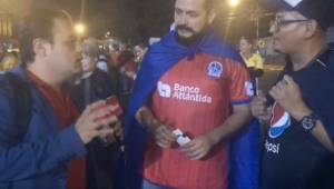 Isaac Solís asistió al estadio vestido como aficionado olimpista.