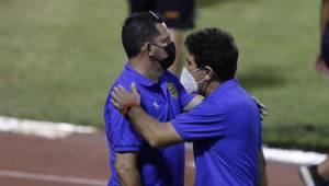 Momento en que Javier Delgado felicita al profesor Héctor Vargas luego de vencer 2-0 a Marathón en el marco de las semifinales del Torneo Clausura 2022.