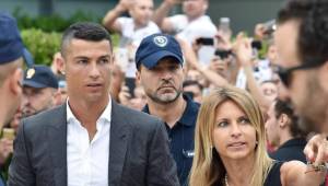 Cristiano Ronaldo llegó a Turín rodeado de cientos de fanáticos de la Juventus.