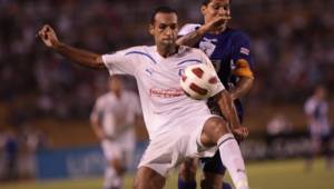 Encuentro del 2011 en el estadio Olímpico, Fabio de Souza en la disputa del balón con Jairo Arrieta.