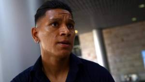 El futbolista hondureño Bryan Moya en su salida rumbo a Venezuela.