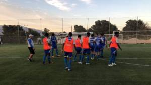 Carlos Tábora dirige el entrenamiento de la Selección Sub-20 de cerca en Alicante.