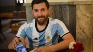 Riza Parstich es el aficionado iraní que está de moda por su espectacular parecido con Messi.