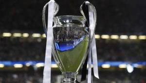 El trofeo de la Liga de Campeones en el césped del Millenium Stadium de Cardiff antes de la final del torneo que enfrenta a Real Madrid y Juventus de Turín.