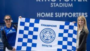 Hinchas del Leicester celebran el título de campeón. Fotos AFP.