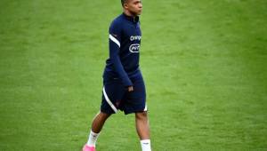 Mbappé dejó la selección de Francia por dar positivo por coronavirus.