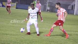 Víctor Arauz controla el esférico ante la marca de Cristian Alessandrini en el duelo entre Vida y Platense. Foto. Samuel Zelaya.